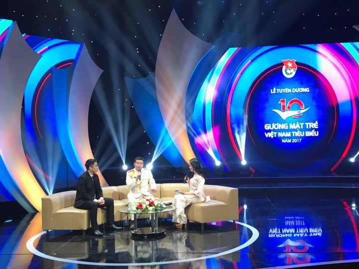 Thủ tướng trao giải thưởng Gương mặt trẻ Việt Nam tiêu biểu năm 2017 ảnh 31
