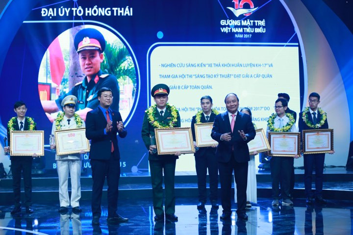 Thủ tướng trao giải thưởng Gương mặt trẻ Việt Nam tiêu biểu năm 2017 ảnh 5