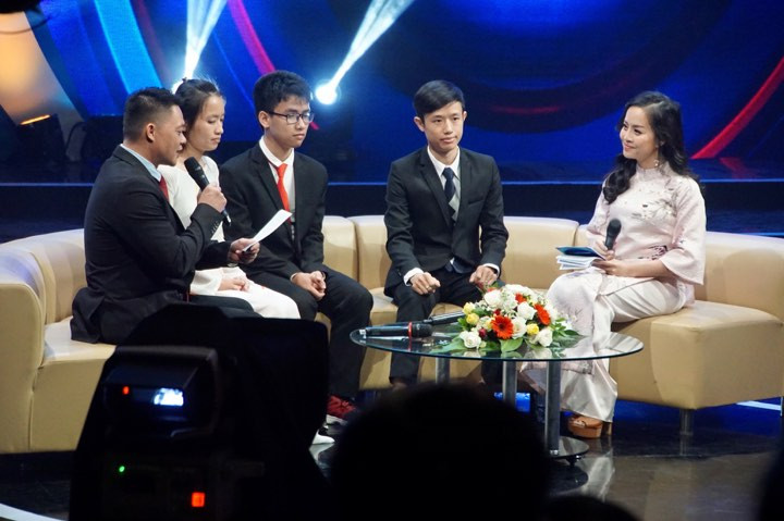 Thủ tướng trao giải thưởng Gương mặt trẻ Việt Nam tiêu biểu năm 2017 ảnh 24