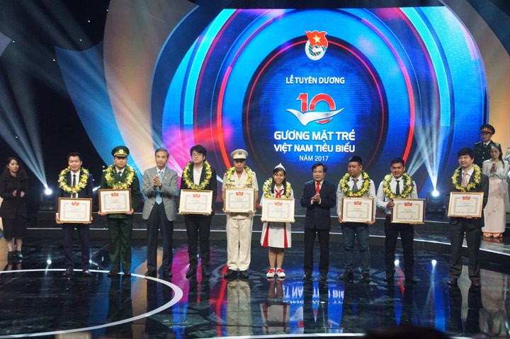 Thủ tướng trao giải thưởng Gương mặt trẻ Việt Nam tiêu biểu năm 2017 ảnh 3