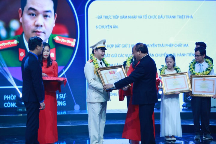 Thủ tướng trao giải thưởng Gương mặt trẻ Việt Nam tiêu biểu năm 2017 ảnh 6