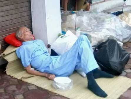 Cụ già xuất viện phải nằm vỉa hè vì con không cho vào nhà