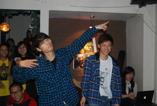 Dancer Tuntun nhảy một điệu của Back trong khi mọi người xem slide tổng kết lại những hoạt động của FC