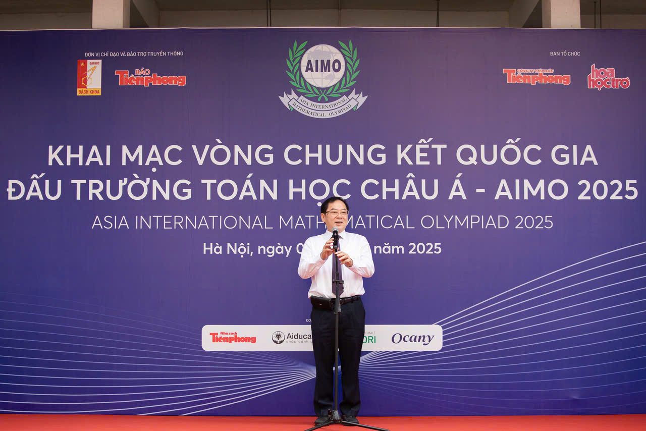 Nhà báo Lê Xuân Sơn, Nguyên Tổng Biên tập Báo Tiền Phong, Phó Chủ tịch HĐQT Công ty CP Tiền Phong, Trưởng Ban Tổ chức cuộc thi phát biểu khai mạc.