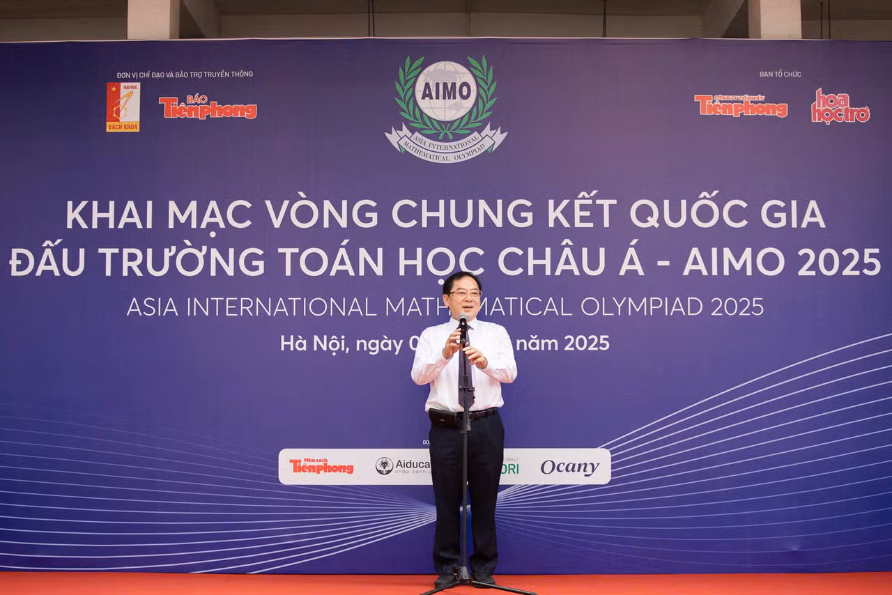 Nhà báo Lê Xuân Sơn, Nguyên Tổng Biên tập Báo Tiền Phong, Phó Chủ tịch HĐQT Công ty CP Tiền Phong, Trưởng Ban Tổ chức cuộc thi phát biểu khai mạc. Nhà báo Lê Xuân Sơn, Nguyên Tổng Biên tập Báo Tiền Phong, Phó Chủ tịch HĐQT Công ty CP Tiền Phong, Trưởng Ban Tổ chức cuộc thi phát biểu khai mạc.
