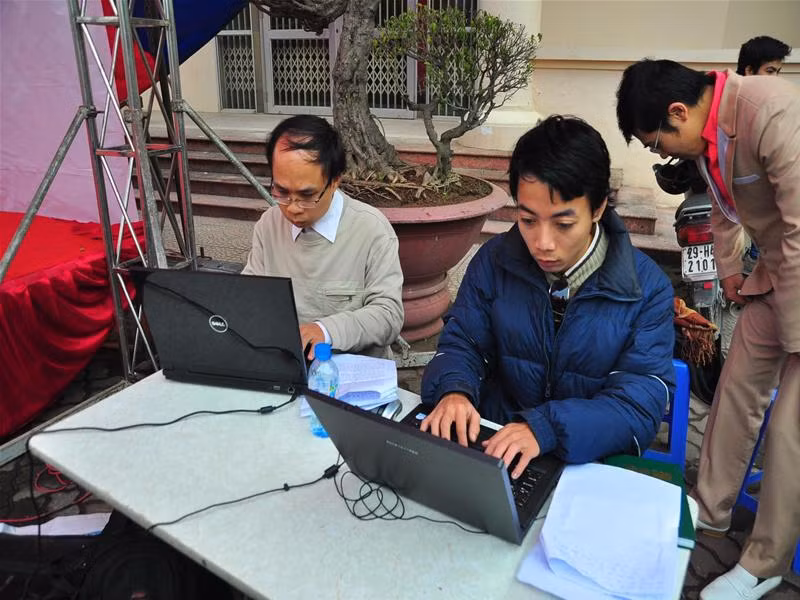 Nhóm PV Tiền Phong Online tường thuật trực tuyến trong Ngày chủ nhật đỏ. Ảnh : Thuận Phong.