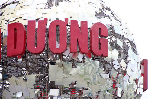 Hơn 1 năm phơi nắng phơi gió, biểu tượng này đã biến dạng từng ngày trông thật thảm hại. Theo người dân địa phương, quả cầu này hiện 