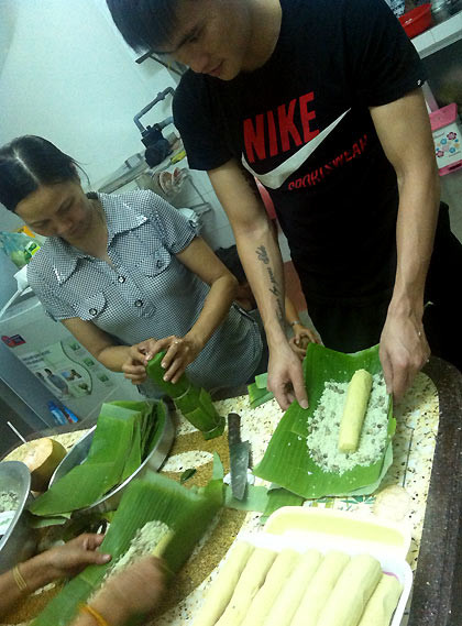 Nhưng sức dài vai rộng của chàng trai trẻ hợp nhất với công đoạn cuốn dây bánh cho chặt.