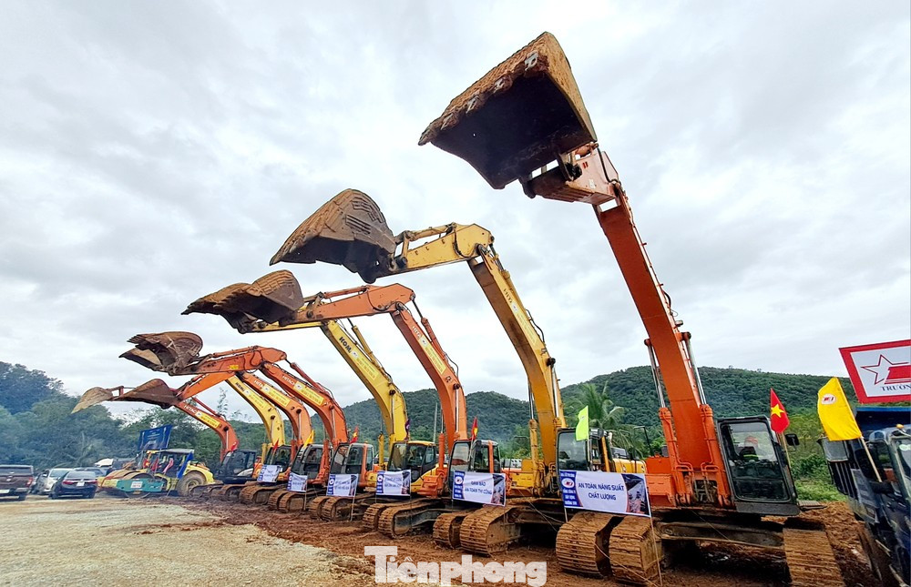 Thi công Dự án thành phần cao tốc Bắc - Nam giai đoạn 2 đoạn Hoài Nhơn - Quy Nhơn có chiều dài 70km qua Bình Định (Ảnh: Trương Định).