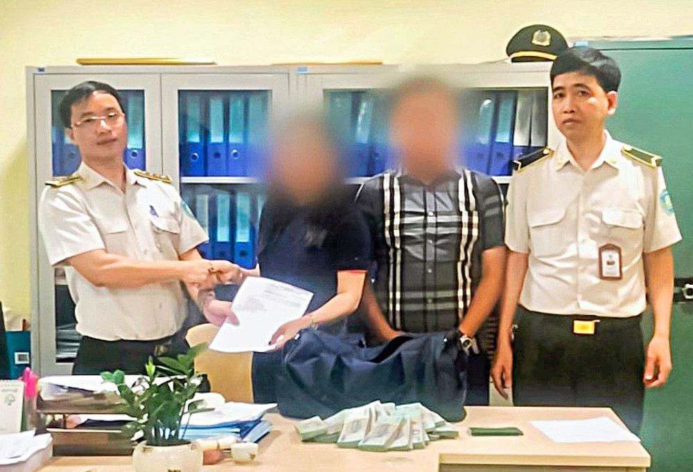 Hành khách Trần Văn A. nhận lại túi tài sản cùng gần 1,2 tỷ đồng bỏ quên ở sân bay Nội Bài.