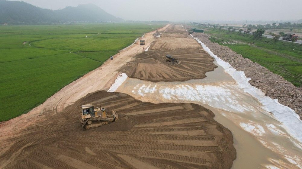 Một số dự án thành phấn của cao tốc Bắc - Nam giải ngân chậm do gặp không ít vướng mắc. Ảnh thi công cao tốc Diễn Châu - Bãi Vọt. Một số dự án thành phấn của cao tốc Bắc - Nam giải ngân chậm do gặp không ít vướng mắc. Ảnh thi công cao tốc Diễn Châu - Bãi Vọt.
