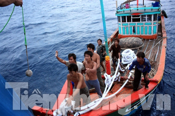 Bắt đầu lai dắt tàu QNg 66478 TS về đất liền