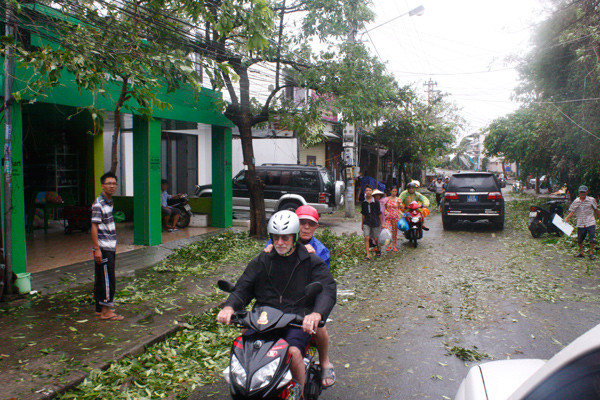 Đường Cửa Đại ngổn ngang sau bão