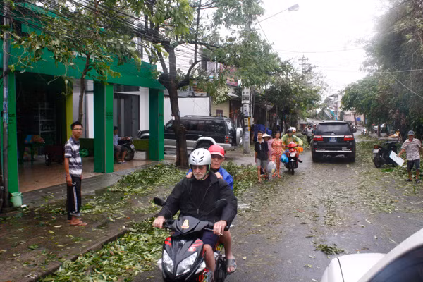 Đường Cửa Đại ngổn ngang sau bão