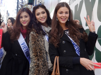 Ngày thứ 2 tại cuộc thi (7/12), các thí sinh được thăm quan khu vực mua sắm nổi tiếng Shibyua