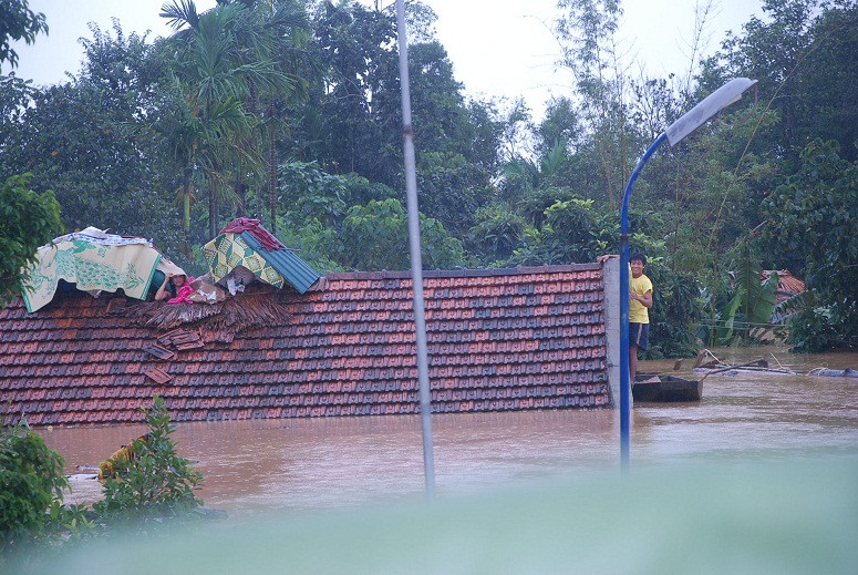  Sau hạn, bão đến lượt lũ nhấn chìm hàng ngàn ngôi nhà Hương Khê, Vũ Quang, Hương Sơn…trong biển nước.