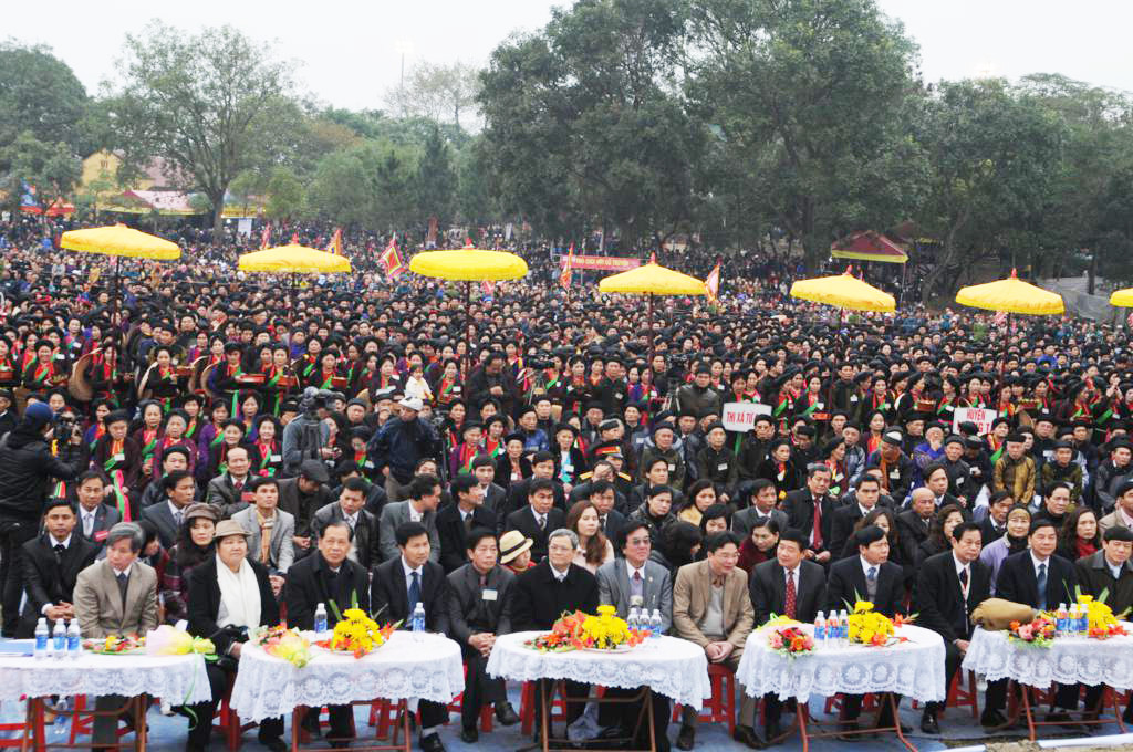 Hơn 3000 người tham dự lễ xác lập kỷ lục Việt Nam dành cho hội có nhiều người mặc trang phục quan họ truyền thống và cùng hát dân ca quan họ nhất