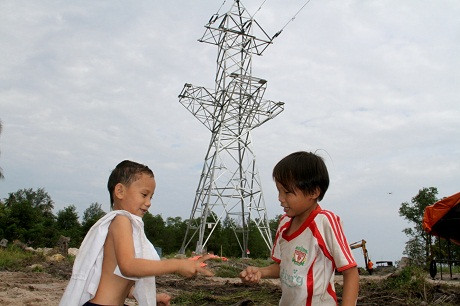 Trẻ em hớn hở, mừng vui khi đường dây điện hình thành. Trẻ em hớn hở, mừng vui khi đường dây điện hình thành