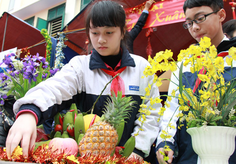 Tập bày, trang trí mâm ngũ quả. Ảnh: Trường Phong
