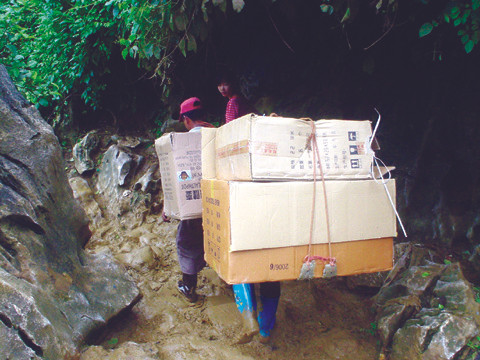 Hàng lậu Trung Quốc vẫn vào nước ta qua các đường mòn, lối mở. Ảnh: Phạm Anh . Hàng lậu Trung Quốc vẫn vào nước ta qua các đường mòn, lối mở. Ảnh: Phạm Anh