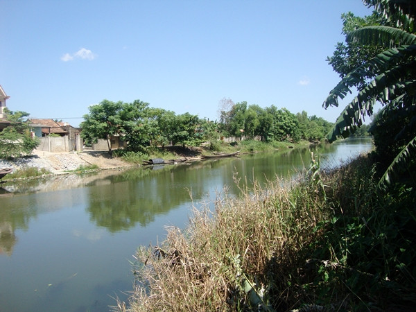 Dòng Kiến Giang vẫn êm đềm trôi, như những dòng khách đến tham quan ngôi nhà của Đại tướng quanh năm không ngừng nghỉ. Như chúng tôi, họ đến với một tấm lòng thành kính và ngưỡng mộ với vị tướng tài ba, lỗi lạc của dân tộc Việt Nam