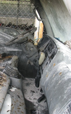 ....và phần điều khiển trong cabin xe cũng bị cháy xém. ....và phần điều khiển trong cabin xe cũng bị cháy xém