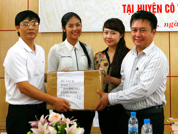 Phó Tổng biên tập báo Tiền Phong Tô Quang Nam, Hoa hậu Ngọc Hân và người đẹp Hạ Long Diễm My trao sách cho Bí thư Huyện ủy huyện Cô Tô Nguyễn Đức Thành