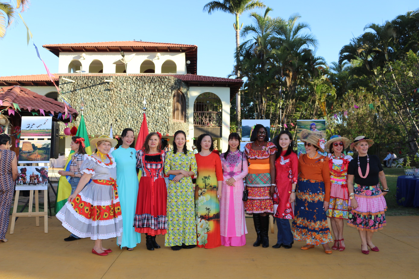 Đại sứ Việt Nam tại Brazil Phạm Thị Kim Hoa (thứ sáu từ phải sang) cùng bạn bè quốc tế tại lễ hội.