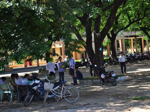 Thí sinh ra khỏi phòng thi trước 2 giờ đồng hồ. ảnh Việt Hương