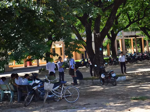 Thí sinh ra khỏi phòng thi trước 2 giờ đồng hồ. ảnh Việt Hương