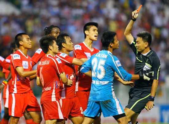 Trong trận đấu các cầu thủ Hải Phòng nhiều lần suýt tấn công trọng tài Võ Minh Trí