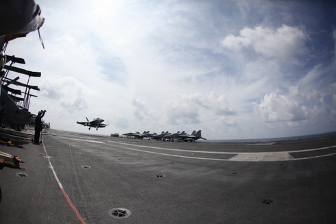 Một máy bay đang chuẩn bị hạ cánh trên tàu