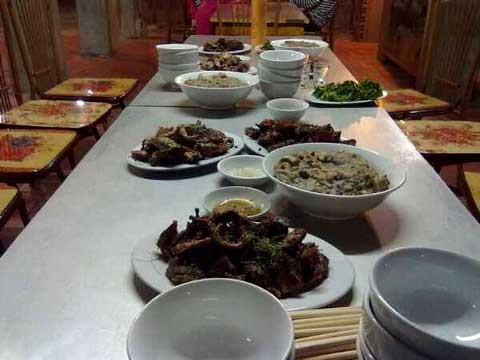 Bữa tiệc sang thường phải có món thịt chuột. Bữa tiệc sang thường phải có món thịt chuột