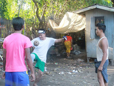 Chinlone rất phổ biến ở Myanmar. Sang đất nước này, phóng viên thường gặp cảnh người dân chơi chinlone ngay bên lề đường