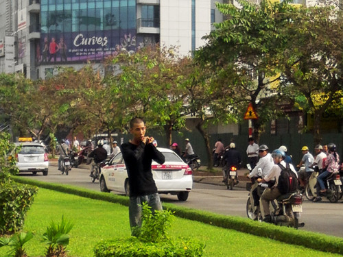  Thanh niên này kề mảnh sành vào cổ đòi tự sát khiến cảnh sát không dám xông vào khống chế