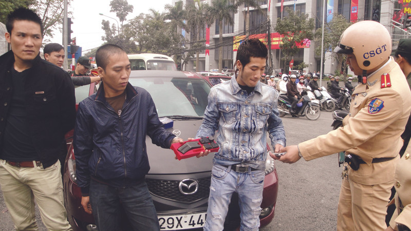 Ba đối tượng mang theo súng bắn điện bị bắt giữ ngày 18 -1