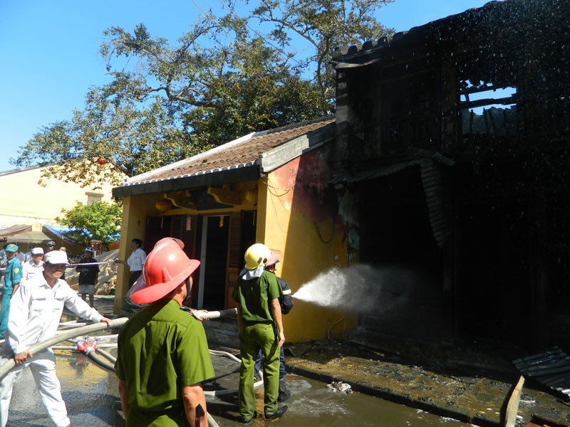 Cảnh sát và người dân nỗ lực chữa cháy