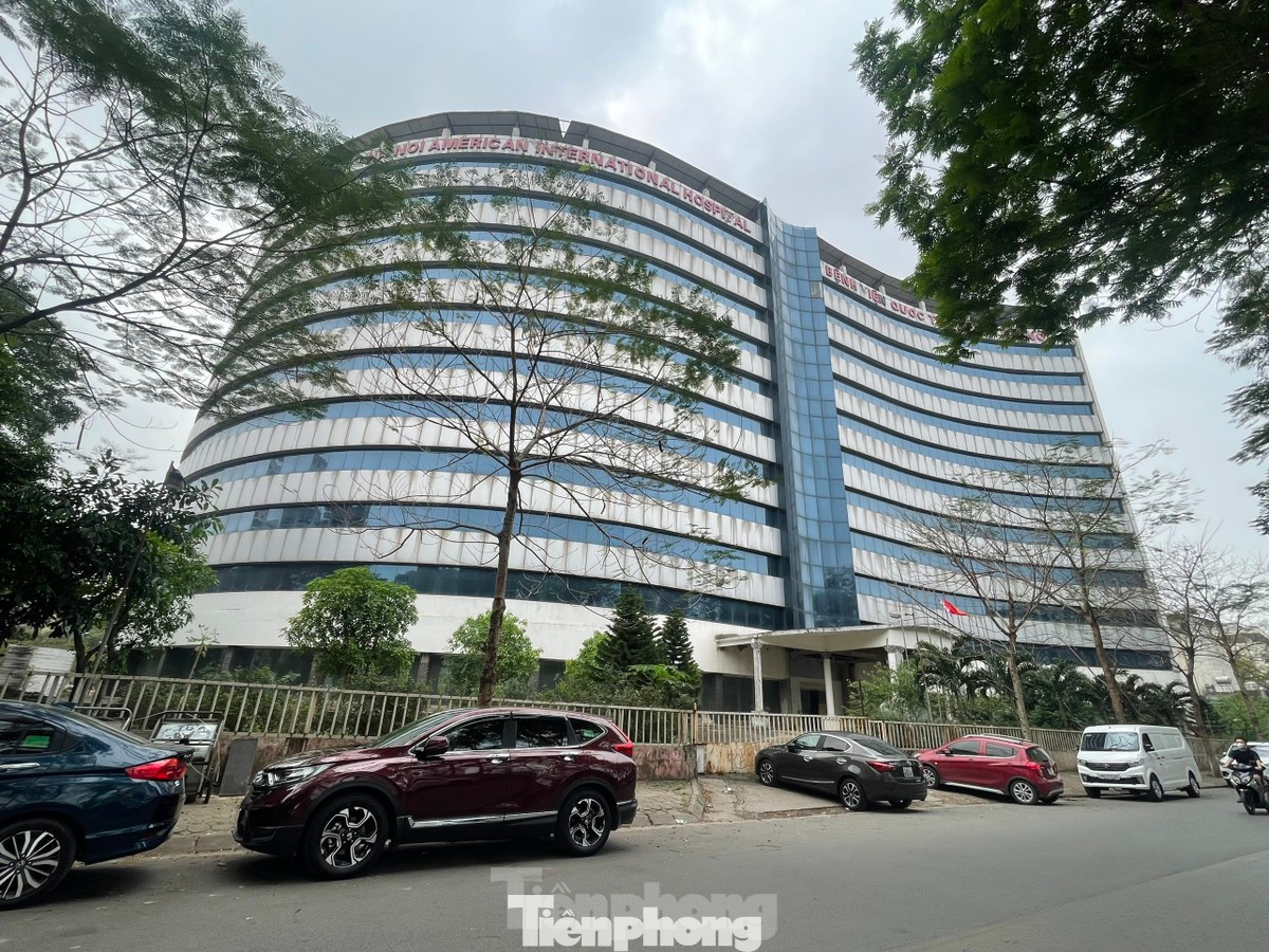 Bệnh viện quốc tế Hoa Kỳ Hà Nội tại số 9 phố Chùa Hà (Dịch Vọng, quận Cầu Giấy) bỏ hoang nhiều năm. Bệnh viện quốc tế Hoa Kỳ Hà Nội tại số 9 phố Chùa Hà (Dịch Vọng, quận Cầu Giấy) bỏ hoang nhiều năm.