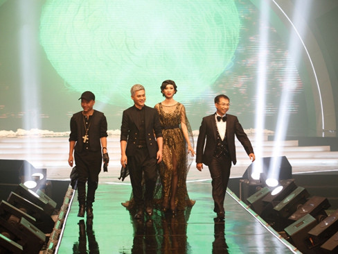 Sau màn biểu diễn thời trang mở đầu của các thí sinh, bộ tứ giám khảo quyền lực gồm có siêu mẫu Xuân Lan, nhiếp ảnh gia Phạm Hoài Nam, trang điểm Nam Trung, nhà thiết kế Đỗ Mạnh Cường ra mắt khán giả