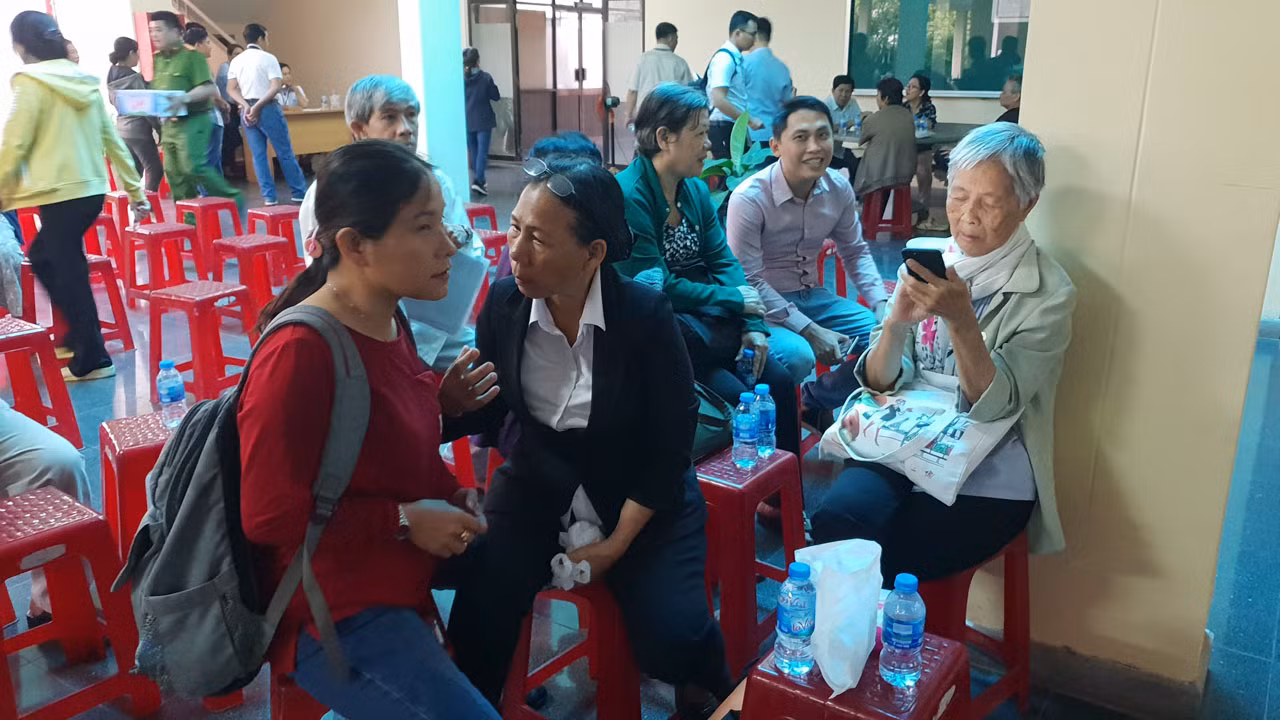 Người dân Thủ Thiêm phấn khởi đến gặp Chủ tịch UBND TPHCM
