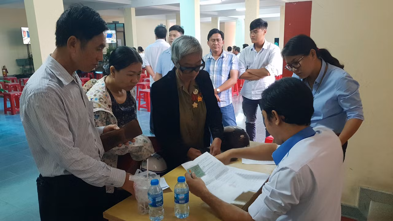 Người dân Thủ Thiêm phấn khởi đến gặp Chủ tịch UBND TPHCM ảnh 5
