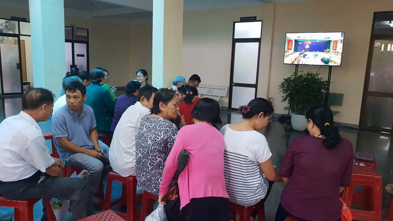 Người dân Thủ Thiêm phấn khởi đến gặp Chủ tịch UBND TPHCM