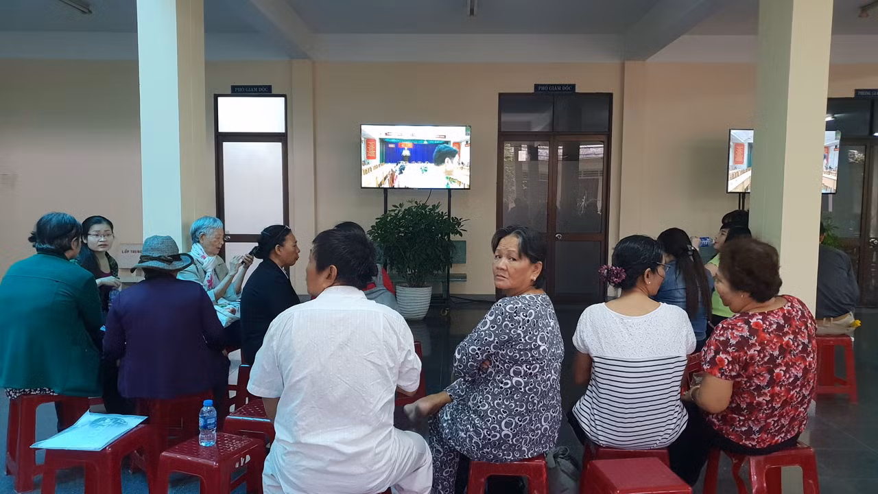 Người dân Thủ Thiêm phấn khởi đến gặp Chủ tịch UBND TPHCM