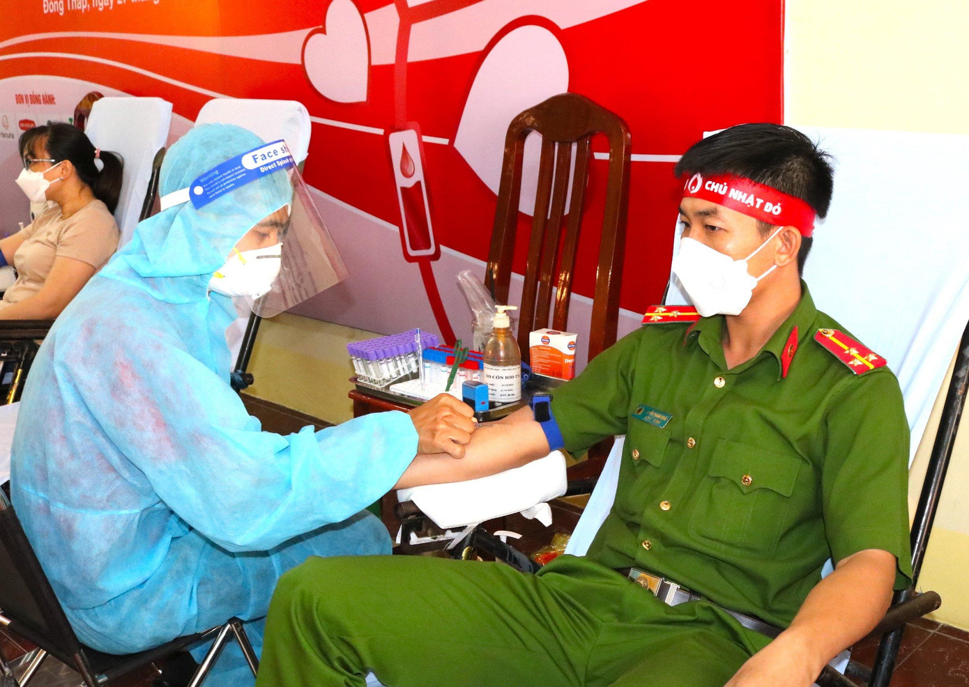 Thượng uý Nguyễn Thanh Xuân – Phòng Cảnh sát cơ động Công an tỉnh Đồng Tháp hiến máu. - Ảnh: Kim Hà