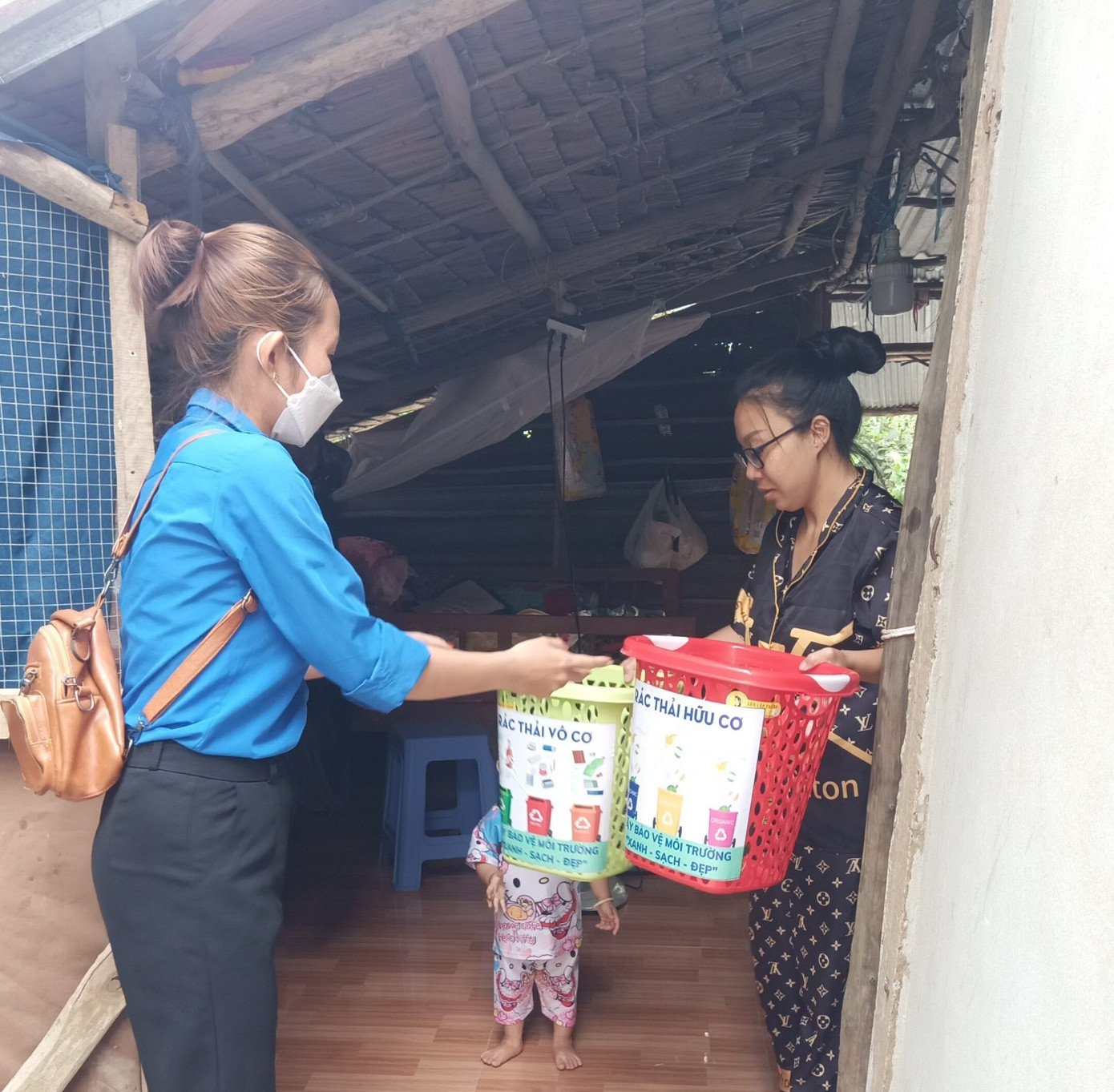 Đoàn viên thanh niên tỉnh Đồng Tháp trao tặng người dân sọt đựng rác. Ảnh: TĐ ĐT