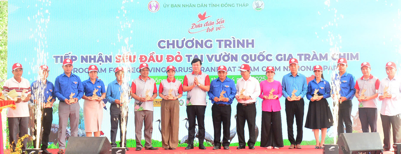 Ra mắt Đội tuyên truyền bảo vệ sếu đầu đỏ và các loài chim hoang dã tại Vườn Quốc gia Tràm Chim.