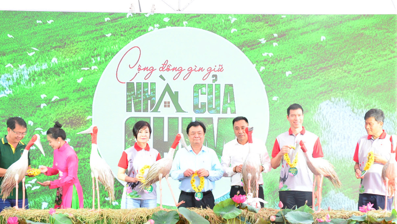 Đại biểu thực hiện nghi thức đặt tên riêng cho sếu.