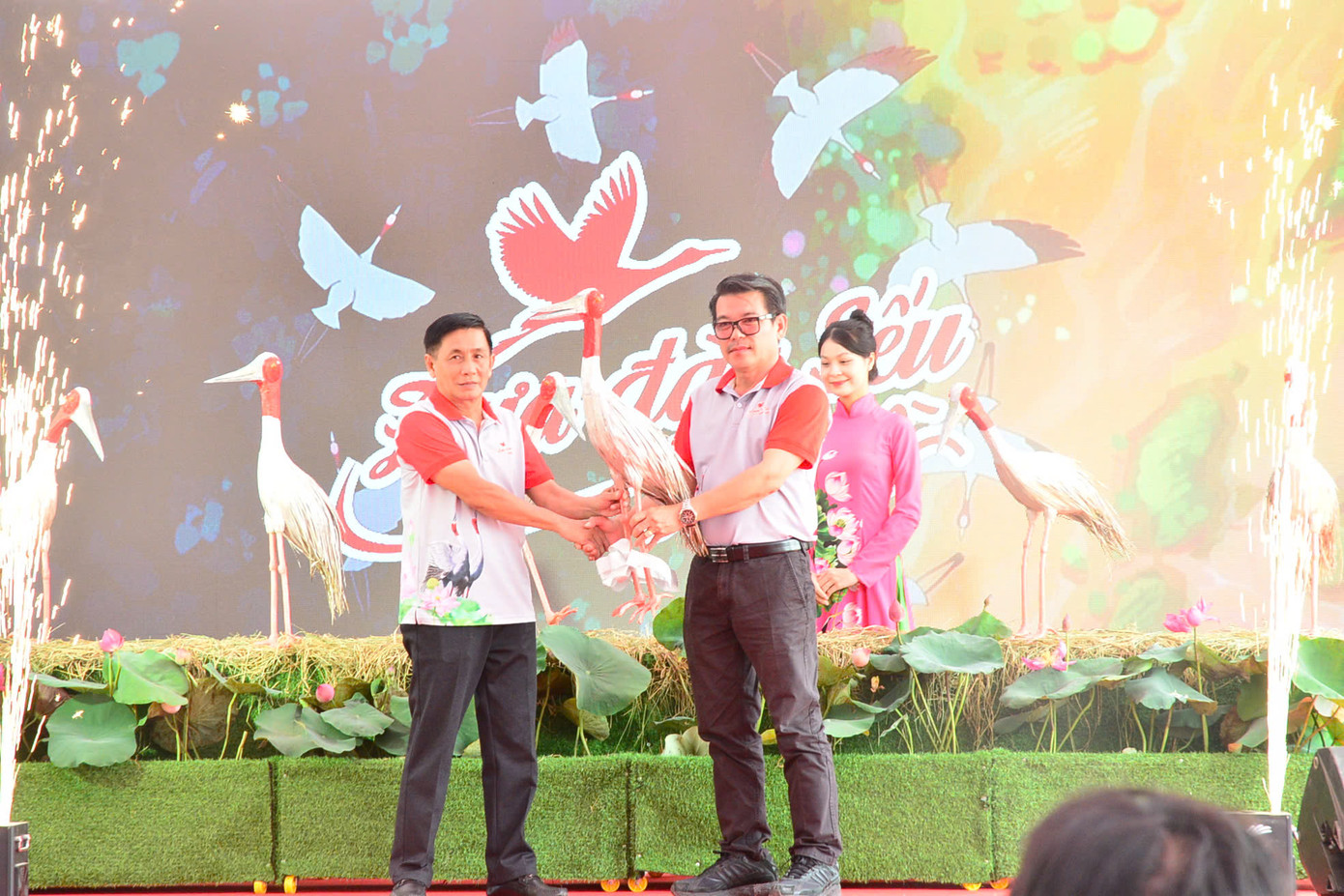 Ông Nguyễn Văn Lâm, Giám đốc Vườn Quốc gia Tràm Chim (bên trái) thực hiện nghi thức tiếp nhận 6 cá thể sếu đầu đỏ từ Thái Lan.