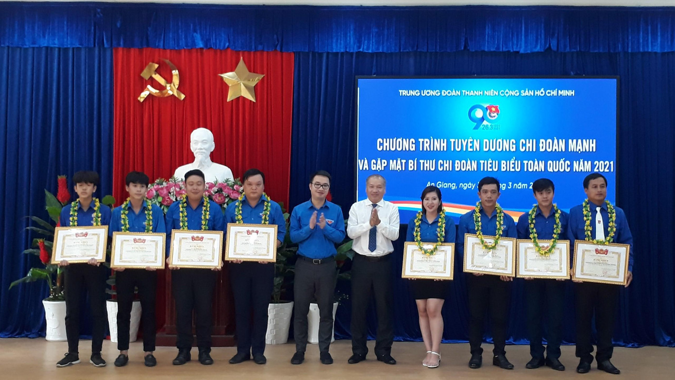 Tham dự có anh Nguyễn Tường Lâm, Bí thư Ban Chấp hành Trung ương Đoàn, lãnh đạo Tỉnh An Giang, các tỉnh, thành Đoàn cụm đồng bằng sông Hậu. - Ảnh: TĐAG Anh Đào Chí Nghĩa, Ủy viên Ban thường vụ Trung ương Đoàn, Bí thư Thành đoàn Cần Thơ - Cụm trưởng cụm đồng bằng sông Hậu đề nghị các chi đoàn tiêu biểu và Bí thư chi đoàn được tuyên dương xem đây là động lực để tiếp tục phấn đấu và phát huy các mô hình hay, ý tưởng tốt đưa phong trào công tác Đoàn tại đơn vị mình ngày càng lớn mạnh và tạo được lan tỏa trong các tỉnh thành Đoàn cụm đồng bằng sông Hậu và cả nước thời gian tới. Ông Võ Nguyên Nam, Trưởng Ban Dân vận Tỉnh ủy An Giang cho biết, trong sự nghiệp đổi mới của Đảng và Nhà nước, vai trò của tuổi trẻ luôn được đề cao, thể hiện sự năng động, sáng tạo, vượt khó trong học tập, lao động có ý chí vươn lên trong cuộc sống trên tinh thần tình nguyện, xung kích tham gia các phong trào hành động cách mạng, tinh thần đoàn kết cộng đồng, cùng với Đảng và Nhà nước đẩy mạnh phát triển kinh tế - xã hội, đảm bảo quốc phòng an ninh. Trong đó Đoàn đã làm tốt công tác tuyên truyền, giáo dục về truyền thống cách mạng của dân tộc, về đường lối, chủ trương của Đảng, pháp luật Nhà nước. Đại đa số thanh niên đã và đang ra sức phấn đấu rèn luyện phẩm chất đạo đức cách mạng, tham gia tích cực vào sự nghiệp công nghiệp hoá, hiện đại hoá đất nước, góp phần quan trọng trong việc phát triển kinh tế - xã hội, giữ vững an ninh - quốc phòng trên địa bàn tỉnh. "Đoàn Thanh niên đã khẳng định chắc chắn vị trí, vai trò quan trọng của mình là “Đội dự bị tin cậy của Đảng”, luôn vững vàng trước những khó khăn, thử thách, tự rèn luyện, đổi mới để vươn lên hoàn thành nhiệm vụ mà Đảng, Nhà nước và nhân dân giao phó", ông Nam nói. Bí thư Tỉnh đoàn An Giang Lâm Thành Sĩ tặng quà lưu niệm cho các Bí thư chi đoàn giao lưu chương trình Dịp này, Trung ương Đoàn tuyên dương 7 chi đoàn mạnh và 42 gương Bí thư chi đoàn tiêu biểu của 7 tỉnh, thành cụm đồng bằng sông Hậu. Mỗi Bí thư chi đoàn được tuyên dương đều có nhiều mô hình, giải pháp và sáng kiến kinh nghiệm trong quá trình tổ chức các hoạt động Đoàn và phong trào thanh thiếu nhi tại địa phương, đơn vị mình.