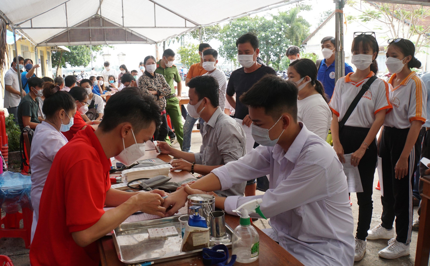 ĐVTN tham gia hiến máu Ông Bùi Văn Sang cùng vợ tham gia hiến máu. - Ảnh: Hòa Hội